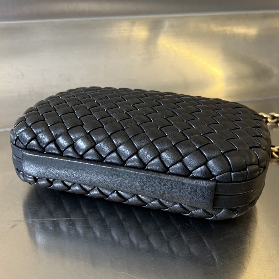 Knot Padded Intreccio Leather Clutch With Chain Black